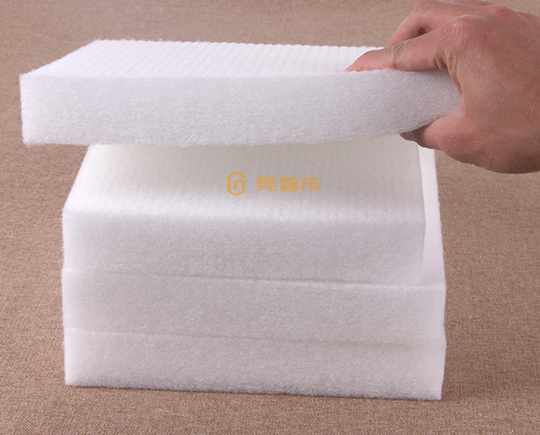 之前我們一直有講到關(guān)于無膠棉定做的一些流程，但是基本上都是關(guān)于客戶跟工廠之間的對(duì)接，今天要說的是單公司接下無膠棉訂做訂單以后的一些流程，實(shí)際就是工廠的下單流程。這個(gè)在一般工廠屬于管理范疇，今天智成纖維跟大家分享一下。 當(dāng)公司接到訂單收到定金以后就開始下單了，先是由pmc部門算好所有材料的用料，主料以及裁切模板之類的，要求是跟客戶確認(rèn)的樣板一樣，算好料以后制成生產(chǎn)單，采購拿著生產(chǎn)單去買料，在此期間，pmc部門需要根據(jù)業(yè)務(wù)員跟客戶的溝通反饋?zhàn)鲆恍┢渌o助的事情，比如是否需要裁切，產(chǎn)品進(jìn)度等，這個(gè)都要提前溝通好，要不然突然給別人肯定需要三四天的時(shí)間才能做好。 這些確認(rèn)好了以后基本上采購也把材料買回來了，接下來就是生產(chǎn)配料，配料師傅根據(jù)客戶產(chǎn)品進(jìn)行測(cè)算，怎么樣配料才能夠更省，畢竟每一分錢的材料浪費(fèi)的都是利潤(rùn)，基本上這個(gè)過程進(jìn)度比較快，可以馬上就進(jìn)行生產(chǎn)，不過也要溝通預(yù)約好，要知道一個(gè)工廠肯定是有很多其他的訂單的，需要在時(shí)間上面協(xié)調(diào)一下。 以上基本上就是在車間配料之前的步驟了，這些步驟全部完成以后那就是到車間進(jìn)行生產(chǎn)處理了，在這里就不過多闡述。總之無膠棉定做的流程是相對(duì)簡(jiǎn)單的，但當(dāng)原材料不足或是沒有的情況下，就會(huì)比較復(fù)雜。作為無膠棉廠家的智成纖維，會(huì)事先溝通好所有，給客戶放心保障，有需要合作，歡迎您來咨詢。